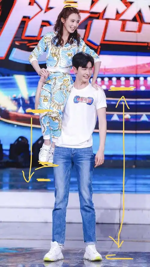 好多人问小苒多高,根据她和fbb的合照,大概推算出身高在163-165cm之间