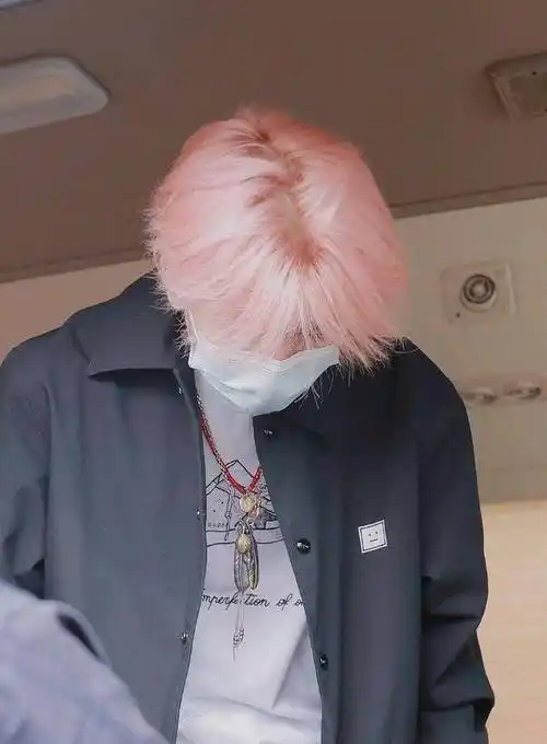 王源机场生图流出,换发色堪比换脸,素颜樱花粉发色太抢镜_头发_自由