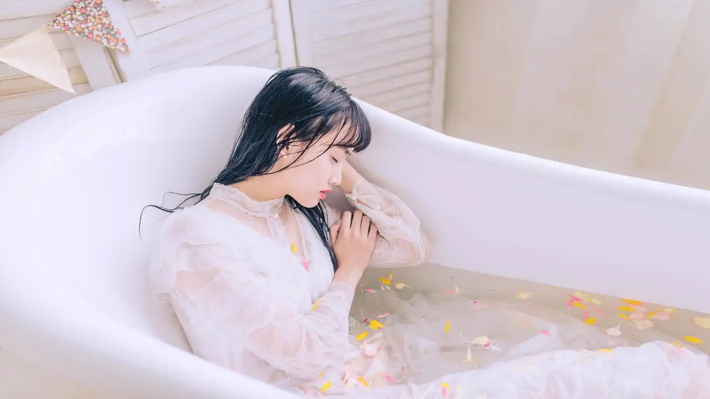 清纯美女浴室湿身写真电脑桌面壁纸