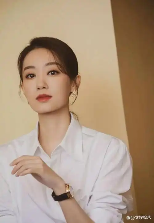 张小斐身穿咖啡色职业装出镜,一头乌黑色的短发,彰显出她清新脱俗的