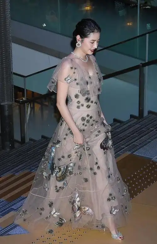 唐探3中的日本女人穿半透的裙子感觉还挺不保守的