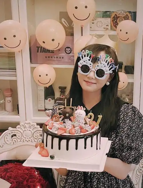 吕小雨生日发照碎花连衣裙生日眼镜好有特色是个小公主