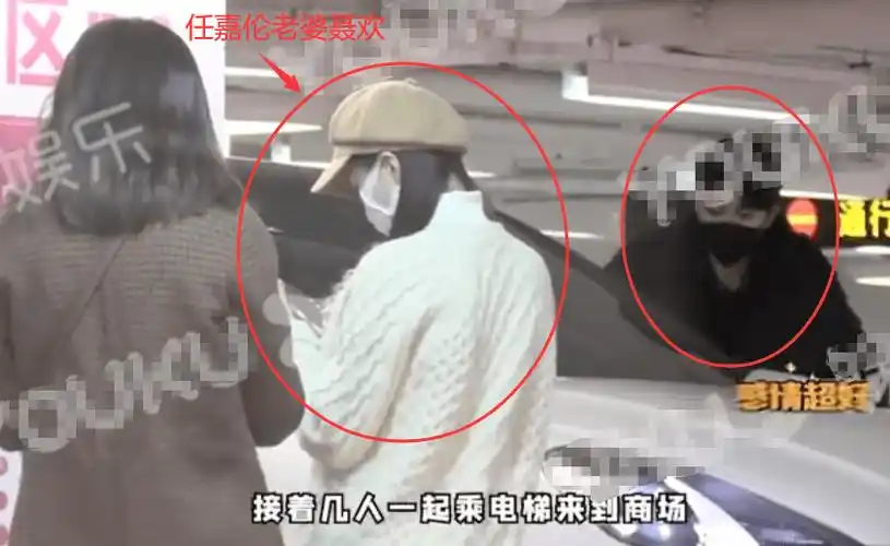 接到老婆和妻子的朋友后,就化身"工具人"载着大家去往超市购物,任嘉伦