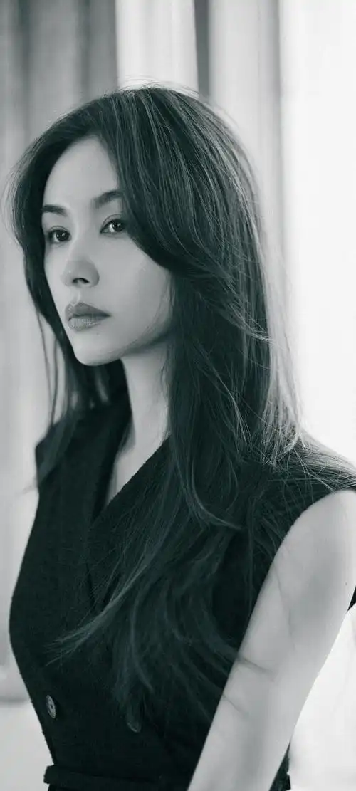 今日为您揭开第98期的神秘面纱,展现一位独具魅力的女性——王子文