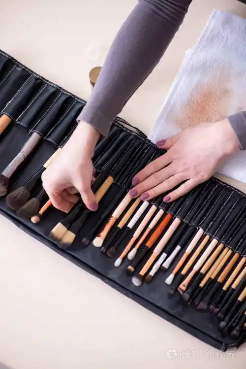 化妆师为工作准备刷子