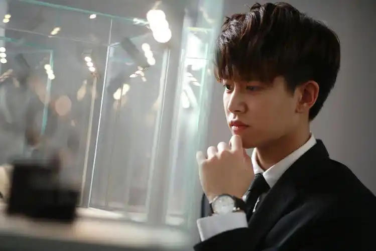 任嘉伦儒雅帅气活动照图片