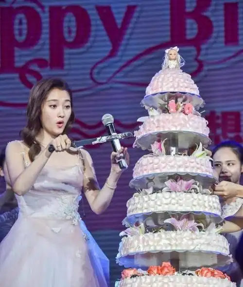 关晓彤的生日鹿晗零点送祝福力破分手传闻人家感情好着呢