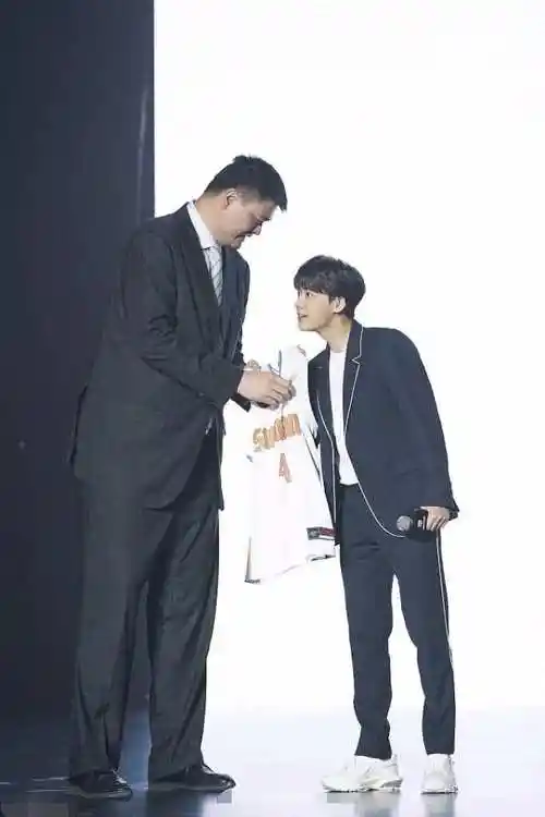 姚明李易峰出席发布会网友这才是最萌身高差