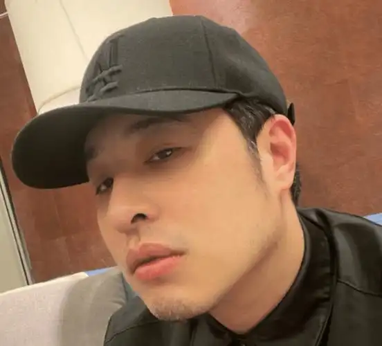 歌手潘玮柏久违晒出近照,身形消瘦脸色发白,引网友担忧