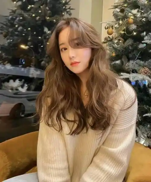 有钱没钱,烫头过年,2024年新流行这5款烫发发型,显年轻气质