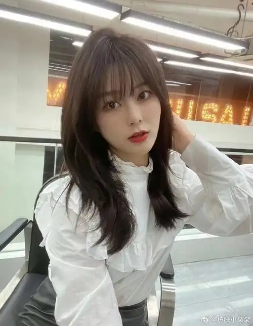 发型超话想要展现出小巧精致的脸型,可以尝试一下气垫烫的中长发发型.