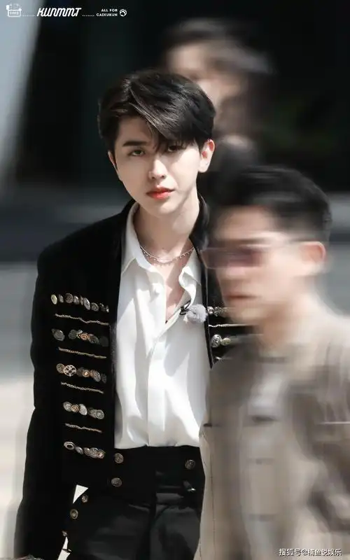 原创蔡徐坤宫廷风造型好贵气干净利落大长腿抢镜妥妥的王子气质