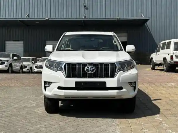 网易首页>网易汽车>购车中心>正文 24款 丰田霸道2800镂空的镀铬前