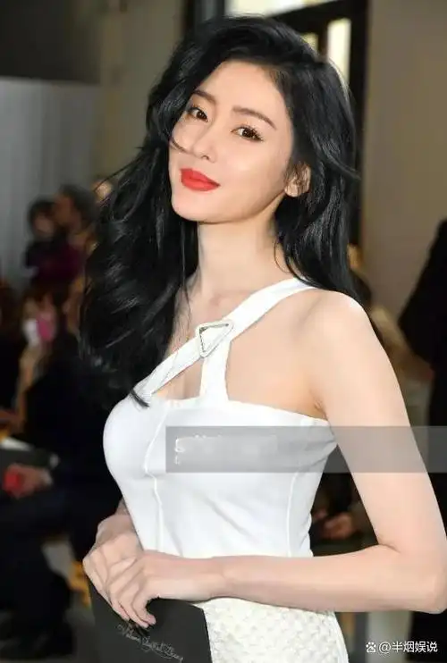 魅力依旧的李冰冰,在纽约秋冬秀中穿着一件深紫色天鹅绒紧身长裙,惊艳