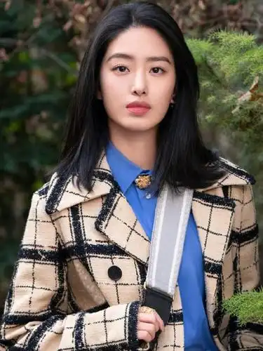 杨采钰户外写真林间美人尽显率性风采