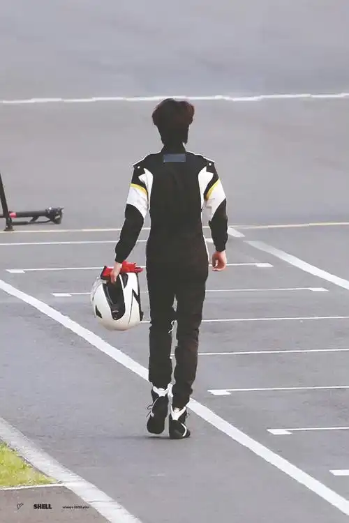 王一博的身材头身比例绝了#王一博