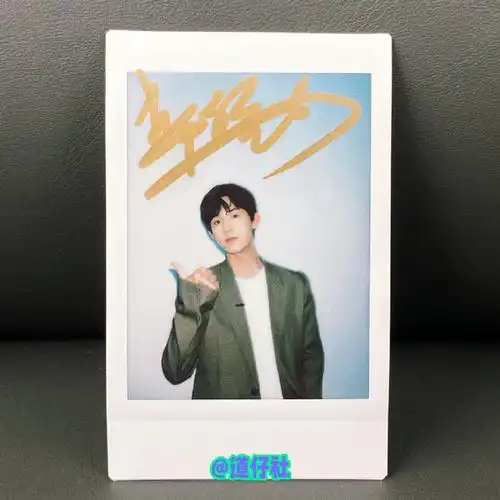 点盼头转发微博关注我,转发中抽一个【铁粉】,下图签名拍立得任选一张