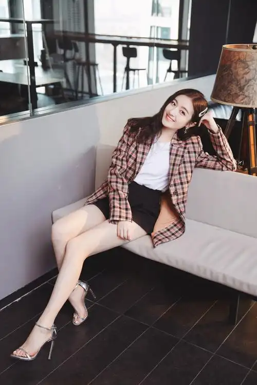 李兰迪身材消瘦格子西装率性十足