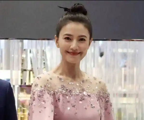 原创有一种真少女叫高圆圆穿粉长裙扎丸子头亮相生图和路人差距太明显