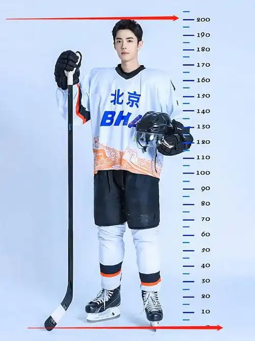 肖战冰球服造型海报花絮曝光生图颜值堪比精修这身高真的爱了