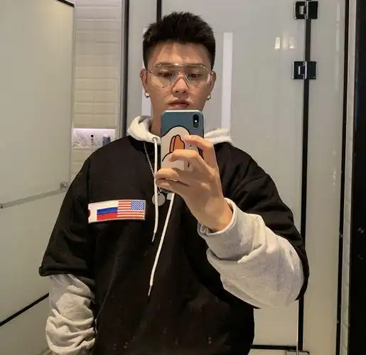 戴眼镜的男生适合留什么发型才好看?_网易订阅