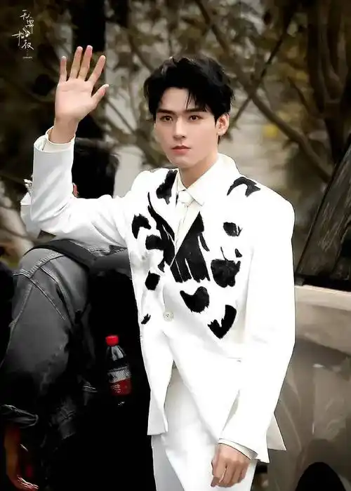 23新鲜事:肖战,杨紫,任嘉伦,檀健次,迪丽热巴,于适_时尚_周冬雨_李沁