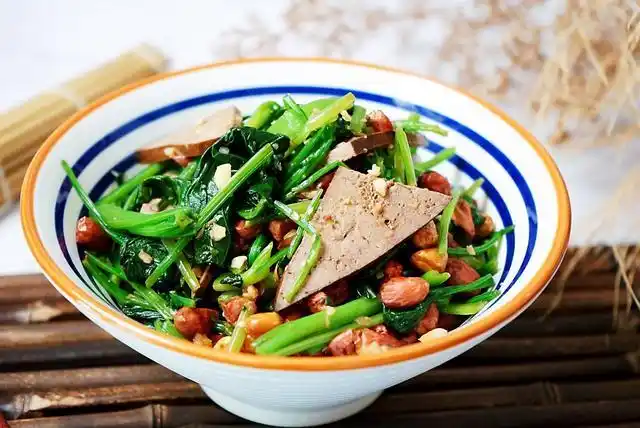 春季眼睛疲劳没精神,早餐多吃这道凉拌菜,营养省时还健康