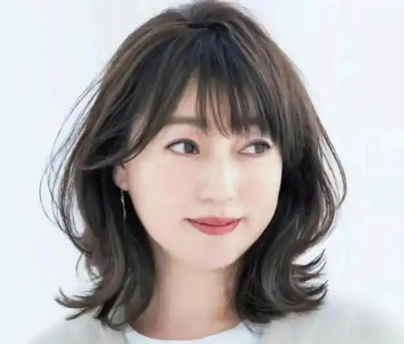 保持洋气和自信适合50岁以上女性的减龄烫发款式