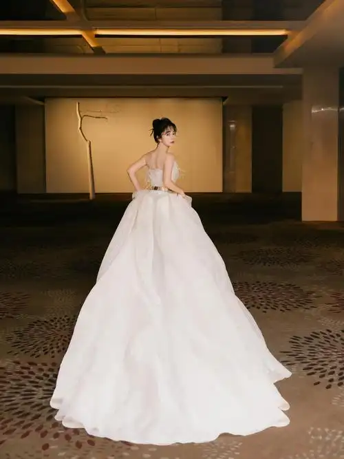 谭松韵这是把鸟巢穿身上了吗哈哈