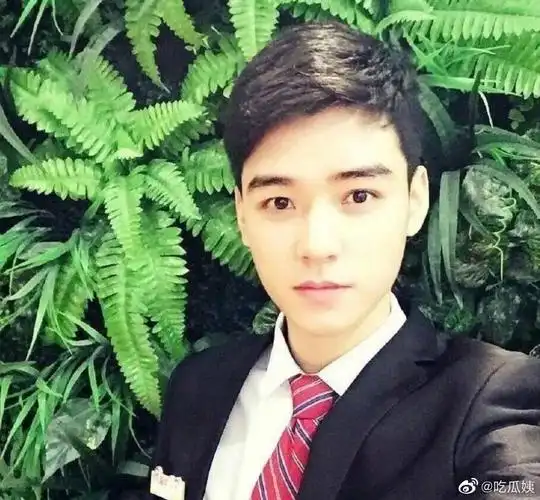 龚俊旧照看起来好青涩,不过和现在没差