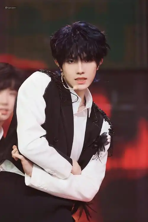 今日星拍放送##苏新皓蓝发