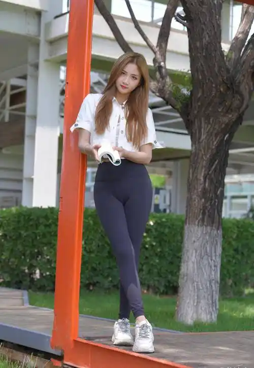 原创在有些男人的眼里只要姑娘身材好穿上瑜伽裤就是美女