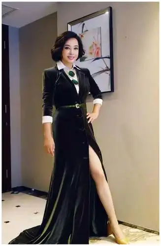 64岁刘晓庆彻底放开了,这么高的开衩裙也敢穿上身,身材好惊艳