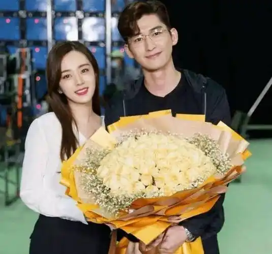 原创张翰新恋情被曝光手捧鲜花跟女方太甜蜜网友两人好般配