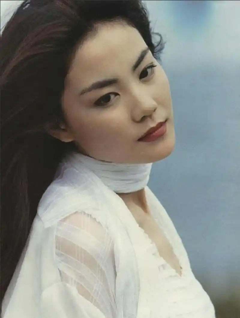 没想到王菲年轻的时候这么靓,明明可以靠颜值,可她偏偏要靠才华,一般