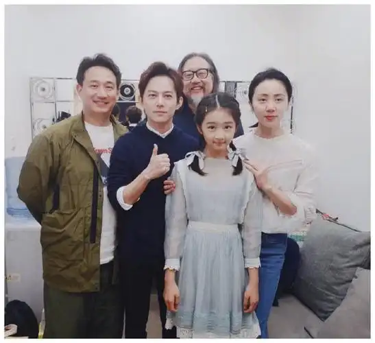 黄磊一家五口罕见同框穿得低调接地气小儿子颜值也不差