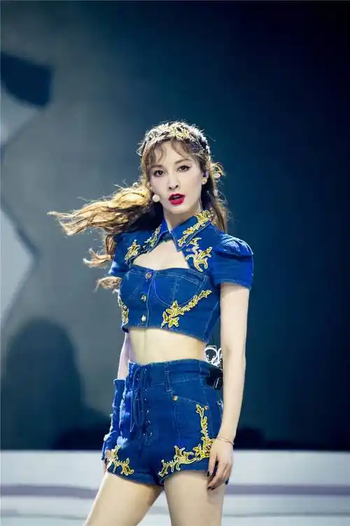 吴昕新造型够霸气一身宫廷风牛仔套装又a又性感这身材太惹火