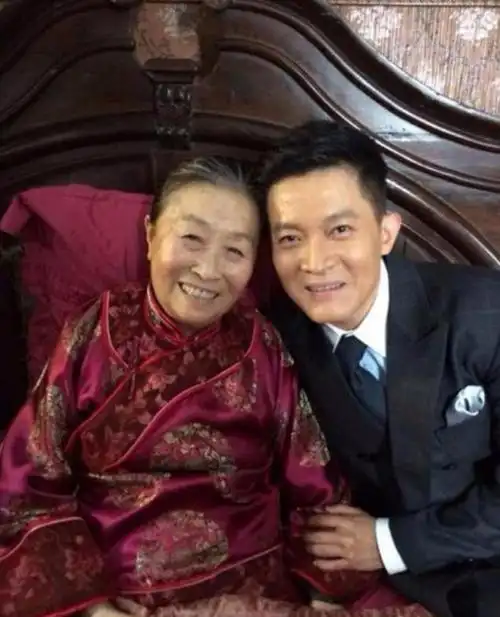 张少华还有个干女儿苏岩,据网络上说,张少华住院期间,是苏岩一直陪在