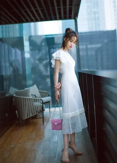 蓝盈莹出席活动时尚感满满 潮流搭配散发清新少女魅力