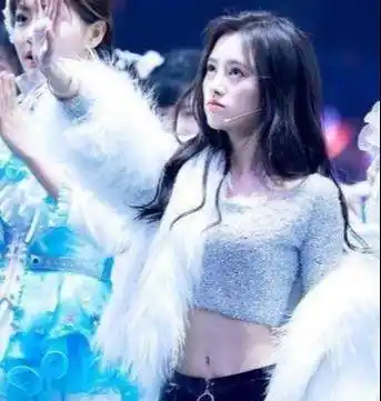 都拥有马甲线,甚至有的人还拥有腹肌,可谓真人不可貌相,比如说鞠婧祎