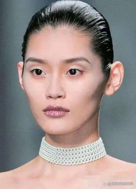 菱形脸的特点是颧骨是脸部最宽的地方,额头相对窄,面颊凹陷,整体轮廓
