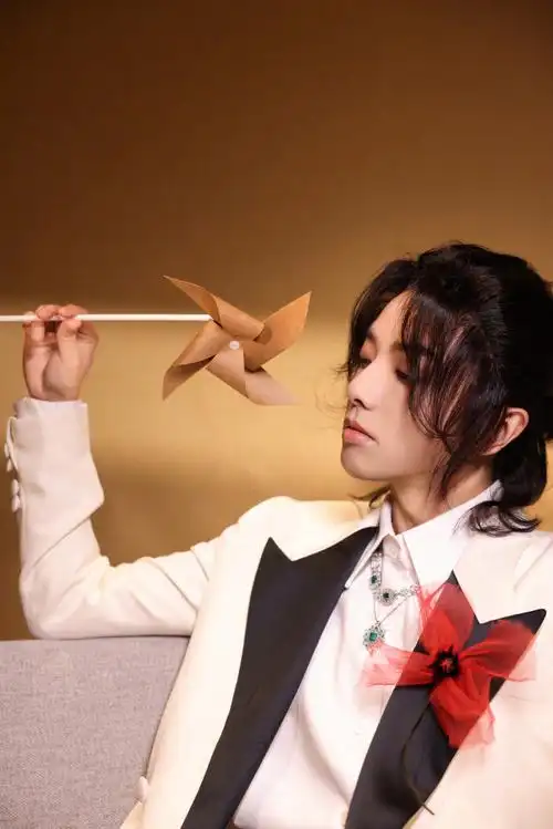 少见的能把长发 泪痣hold的这么优雅又精致的boy!#华晨宇泪痣妆