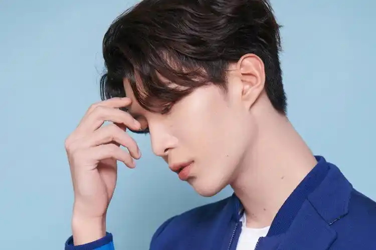 范丞丞蓝色衣服搭配,让青春更有范了