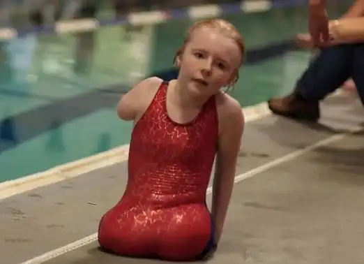 被网友誉为世界最勇敢游泳女孩.被网友誉为世界最勇敢游泳女孩