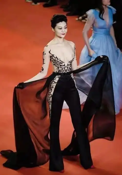 看过这些辣眼的雷人造型,让我们来洗洗眼,看看这些女明星如何在红毯上