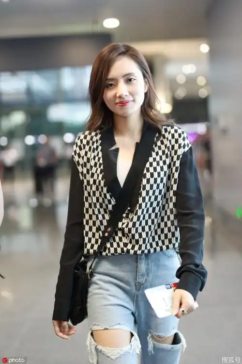 刘惜君低调现身美得不像话有唱功颜值却不温不火