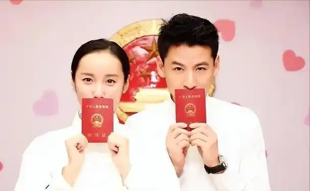 二人举行了盛大的婚礼,安以轩,袁弘,韩雪等明星都前来参加婚礼,半个