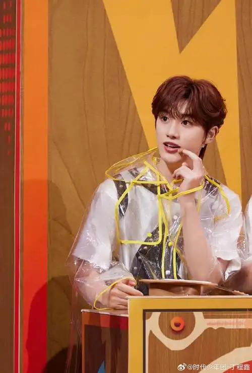 丁程鑫哇是新鲜的小丁啊这个发型好好看