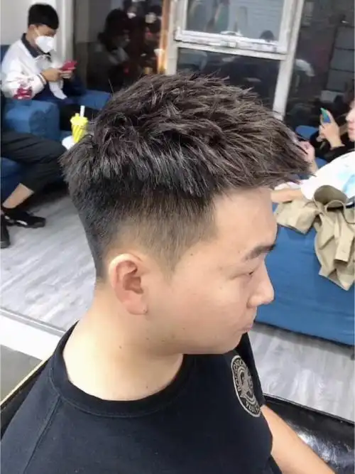 短发烫头男生