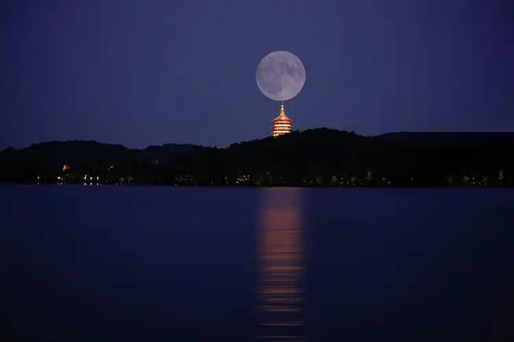 杭州西湖的夜景